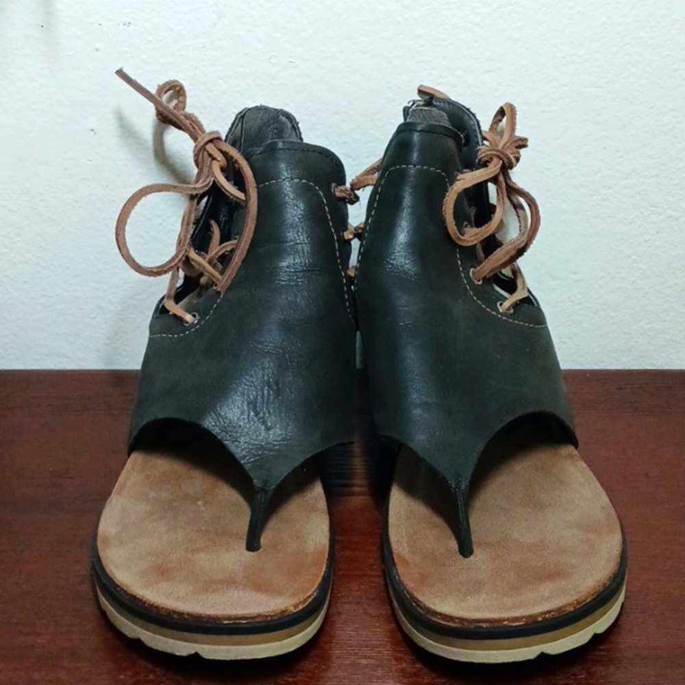 OTBT Women's Locate "Black" Leather Rear Zip Sandals  Size 7M